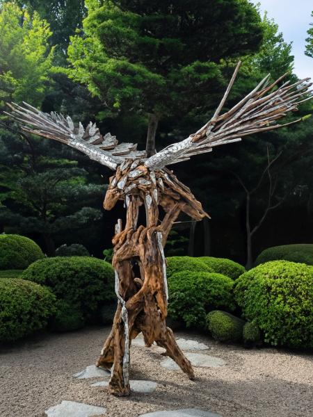 Adler aus Teakwurzeln und Aluminium